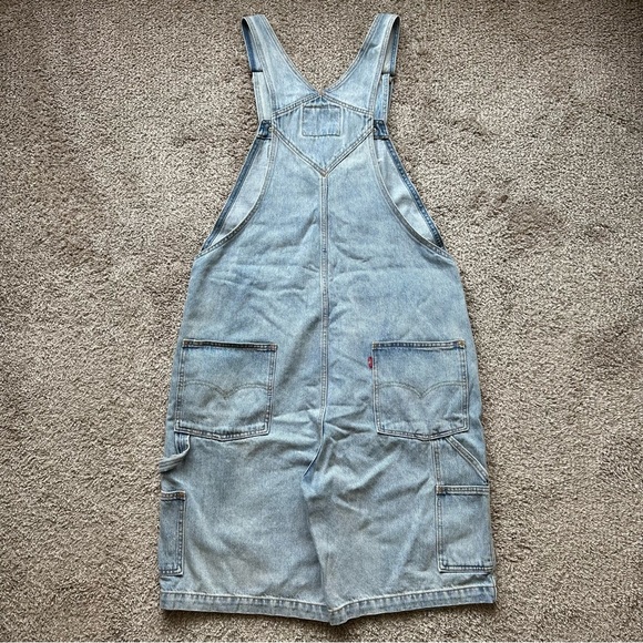 LEVIS 10 INCH INSEAM DENIM UTILITY OVERALL SHORTS MENS SIZE SMALL LIGHT WASH NEW - Picture 2 of 7